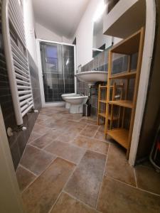łazienka z toaletą i umywalką w obiekcie Casa Dora w mieście Gubbio