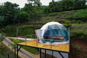 un observatorio sobre una mesa en un campo en Badu Lodge Puriscal, en Santiago