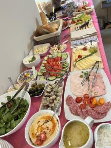 uma mesa cheia de diferentes tipos de alimentos em Apartamenty Efekt 72 em Gdynia
