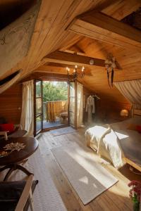 Cette grande chambre dispose d'un lit et d'un plafond en bois. dans l'établissement Stairs to Heaven, à Ventspils