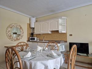 アロナにあるChayofa Country Clubのダイニングルーム(テーブル、椅子付)、キッチン