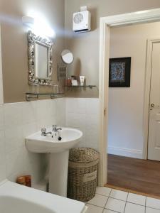 y baño con lavabo y espejo. en Newport Harbourside 2 bed Apartment with stunning views, en Westport