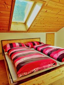 two beds in a room with a skylight at Appartement Jakalar in Vils