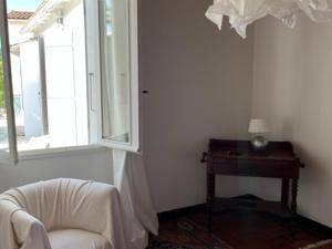 Zimmer mit einem Stuhl, einem Tisch und einem Fenster in der Unterkunft Maison La Flotte, 5 pièces, 6 personnes - FR-1-544-3 in La Flotte
