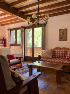 Coin salon dans l'établissement Chalet Rivière du Bon Nant Location de 6 à 14 personnes en Haute Savoie