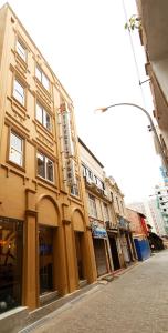 un edificio al lado de una calle en CityRest Fort, en Colombo