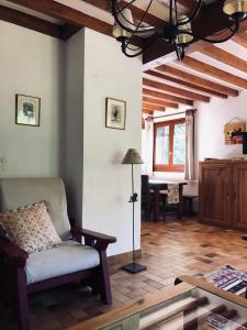 Coin salon dans l'établissement Chalet Rivière du Bon Nant Location de 6 à 14 personnes en Haute Savoie