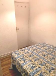 1 dormitorio con 1 cama con manta azul y blanca en Habitación cama grande doble con smartTV, en Alicante