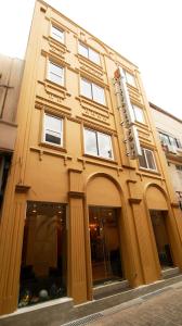 un edificio amarillo con ventanas en una calle en CityRest Fort, en Colombo