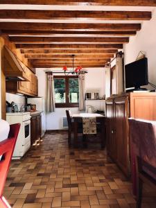 Cuisine ou kitchenette dans l'établissement Chalet Rivière du Bon Nant Location de 6 à 14 personnes en Haute Savoie