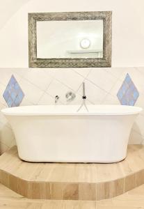 Ένα μπάνιο στο Casa Valentino in Via Liberale Isolabona Sleeps 8 Isolabona Italy +53 φωτογραφίες