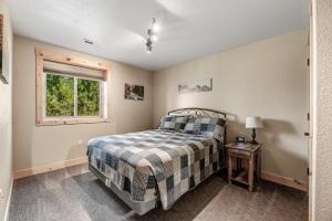 a bedroom with a bed and a window at Klassy Lodge in Sturgis