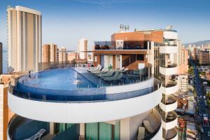 un bâtiment avec une piscine au sommet d'une ville dans l'établissement Hotel Gold Arcos 4 Sup - Built in May 2022, à Benidorm
