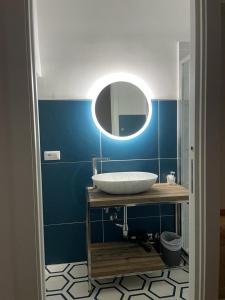 łazienka z umywalką i lustrem w obiekcie B&b Old Town w mieście Campobasso +22 zdjęcia