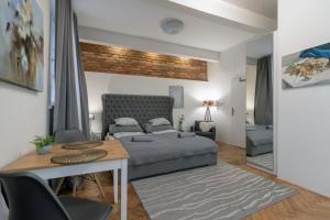 Легло или легла в стая в Cozy Local Naplavka Apartments in Center