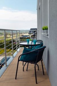 einen Balkon mit 2 Tischen und Stühlen in der Unterkunft Apartamenty-Kudowa z pięknym widokiem i balkonem in Kudowa-Zdrój