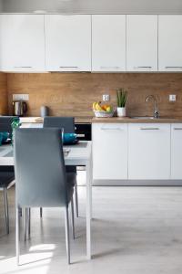 Kuchyňa alebo kuchynka v ubytovaní Apartamenty-Kudowa z pięknym widokiem i balkonem