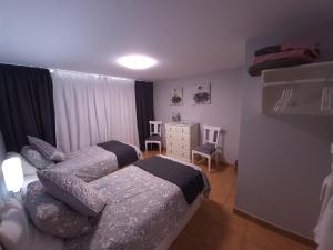 プラヤ・デ・サン・ファンにあるCasa Tranquilaのベッドルーム1室(ベッド2台、ドレッサー付)