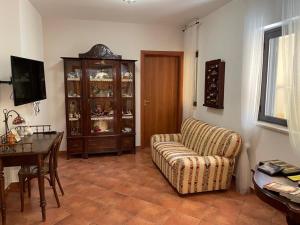 sala de estar con sofá y mesa en Casa Montalbano, en Porto Empedocle