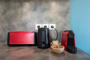 eine Arbeitsplatte mit einer Kaffeemaschine und einem Toaster in der Unterkunft Bluemary - Spacieux T3 Garage balcon in Lyon