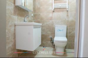 La salle de bains est pourvue de toilettes et d'un lavabo. dans l'établissement COLORFUL LİFE ÇAYYOLU, à Ankara