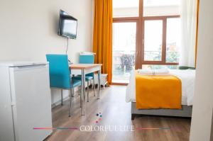 - une chambre avec un lit, une table et des chaises dans l'établissement COLORFUL LİFE ÇAYYOLU, à Ankara