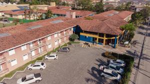 an overhead view of a parking lot in front of a building at Boulevard Flats Mare Mansa in Porto Seguro