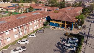 an overhead view of a parking lot in front of a building at Boulevard da Praia Flats in Porto Seguro