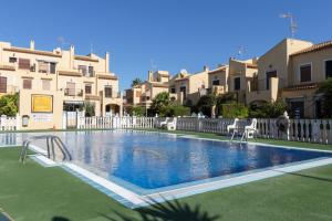 uma grande piscina em frente a alguns edifícios em 228 Lovely Home La Zenia - Alicante Holiday em Playa Flamenca