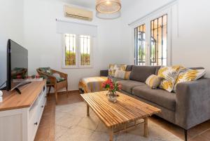 ein Wohnzimmer mit einem Sofa und einem Tisch in der Unterkunft 228 Lovely Home La Zenia - Alicante Holiday in Playa Flamenca