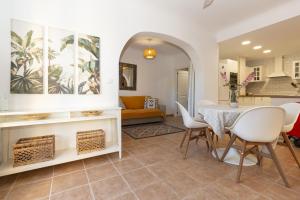 comedor y sala de estar con mesa y sillas en 228 Lovely Home La Zenia - Alicante Holiday en Playa Flamenca
