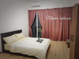 クチンにあるCozy Homestay (Beside Emart Batu Kawa)のベッドと窓のある寝室