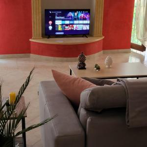 uma sala de estar com um sofá e uma televisão de ecrã plano em Appartamento Relax al centro Alloggio turistico em Viterbo