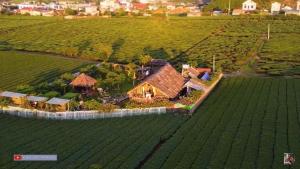 een luchtfoto van een huis in een veld bij Tiệm Cà Phê Mer Homestay & Coffee Mộc Châu in Mộc Châu