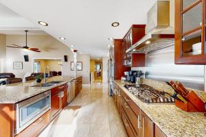 cocina grande con armarios de madera y electrodomésticos de acero inoxidable en Malletts Bay Getaway, en Colchester