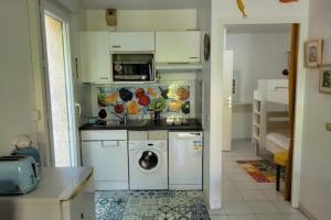 Il comprend une cuisine équipée d'un lave-vaisselle et d'un lave-linge. dans l'établissement Nice studio 30 m with terrace and pool, à Antibes