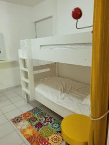 Cette chambre comprend des lits superposés et un tapis. dans l'établissement Nice studio 30 m with terrace and pool, à Antibes
