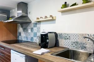 a kitchen with a sink and a microwave at The LouHaiZi #DZ in Seyssinet-Pariset