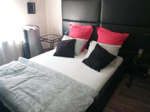 Una cama con cuatro almohadas encima. en # Prix "Travellers Awards 2023 et 2024" LAC LEMAN Velos Viarhôna Geneve Annecy, en Valleiry