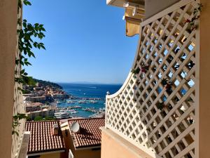 uma vista para o oceano a partir da varanda de um edifício em Terrazza 81 em Porto Santo Stefano