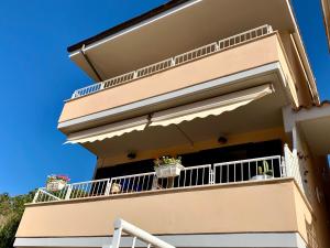 un balcón de una casa con macetas. en Terrazza 81, en Porto Santo Stefano