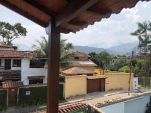 - une vue depuis le balcon d'une maison dans l'établissement Casa aconchegante em bairro nobre da cidade Paraty, à Parati