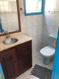 a bathroom with a sink and a toilet at Casa aconchegante em bairro nobre da cidade Paraty in Paraty