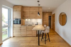 uma cozinha com paredes de madeira e uma mesa e cadeiras em Hotel Restaurant Zur Linde em Erbach