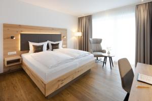 Hotel Restaurant Zur Linde في Erbach: غرفة نوم بسرير كبير ومكتب