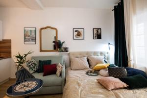 een woonkamer met een bed en een bank bij Le Gatsby Superbe cocon cosy proche place in Lyon