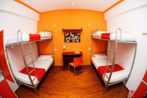 two bunk beds in a small room at CityRest Fort in Colombo