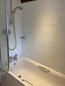 Koupelna v ubytování Stable Cottage, Old Mill Farm, Cotswold Water Park + 19 fotografií