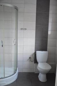 a bathroom with a toilet and a shower at Apartament Adabet in Kępno