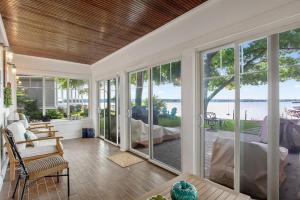 Χώρος καθιστικού στο Beautiful Waterfront House in Owasco Lake